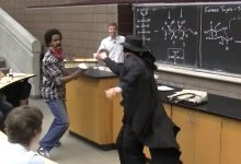 Zorro aparece e salva o dia durante a aula de Química, na universidade de Michigan 8