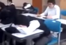 Trollando o amigo dormindo na escola 8