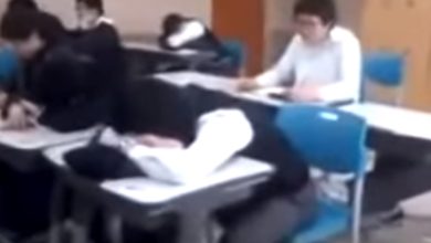 Trollando o amigo dormindo na escola 3