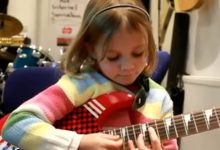 Garota de 7 anos detona com solo de Sweet Child O'Mine 18