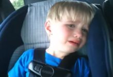 Criança de 2 anos chora para os pais para colocar Iron Maiden 45