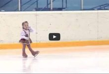 Garotinha de apenas 2 anos faz um show na apresentação de patinação 8