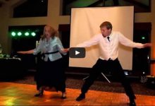 Mãe e filho faz uma dança sensacional para seus convidados 10