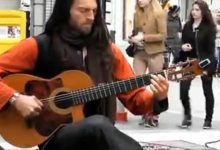 Um incrível show de um músico russo com seu violão 30