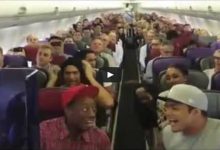 Flashmob do elenco original do filme Rei Leão canta Circle of Life no vôo para Sydney 51