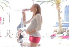 Menina grávida bebendo em um clube em Las Vegas 26