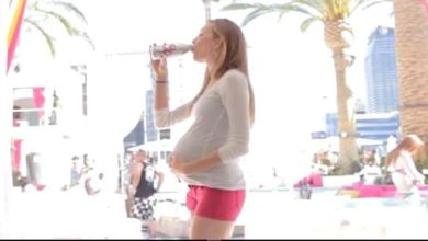 Menina grávida bebendo em um clube em Las Vegas 5