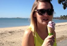 Tomando sorvete na praia com gaivotas 10