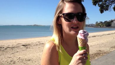 Tomando sorvete na praia com gaivotas 6