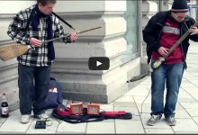 Artista de rua faz show ao tocar com uma vassoura e uma pá 10