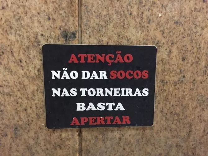 18 avisos engraçados que você só encontra nos banheiros brasileiros 10