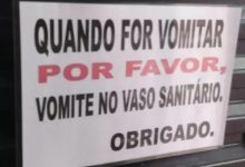 18 avisos engraçados que você só encontra nos banheiros brasileiros 10