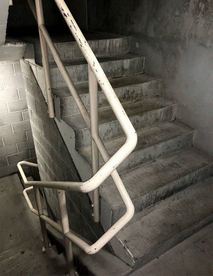 A mini-série de uma barata que morre no vão das escadas 12
