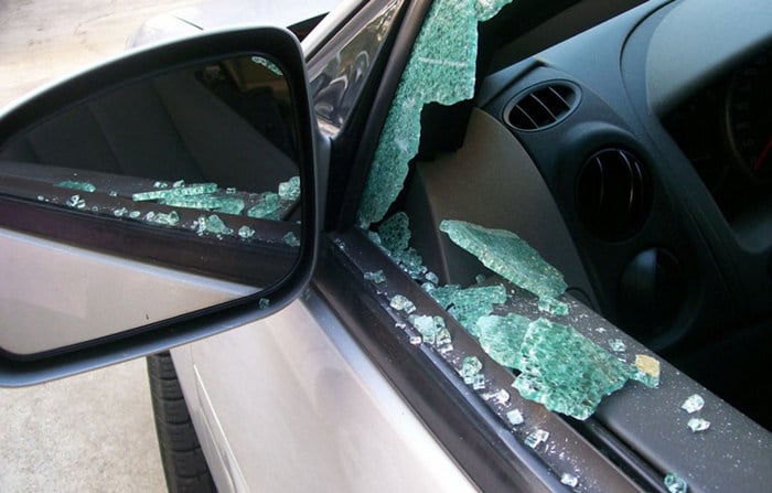 Como quebrar uma janela de carro