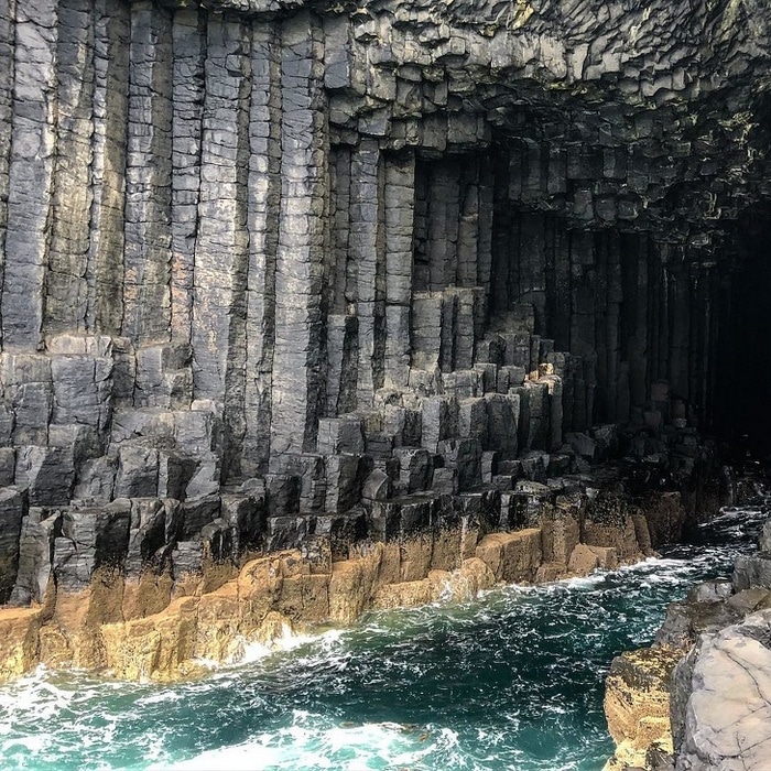 Gruta de Fingal na ilha desabitada de Staffa, na Escócia