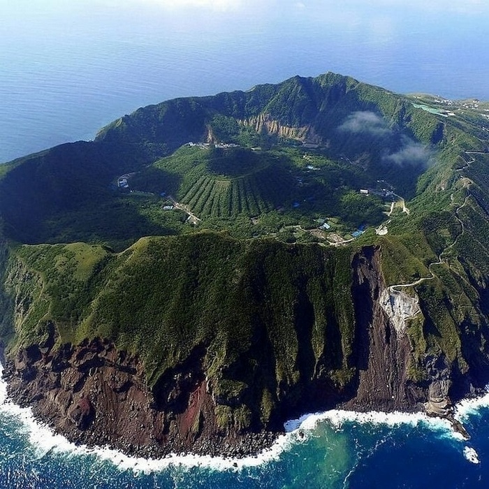 Uma pequena ilha vulcânica chamada Aogashima no Japão