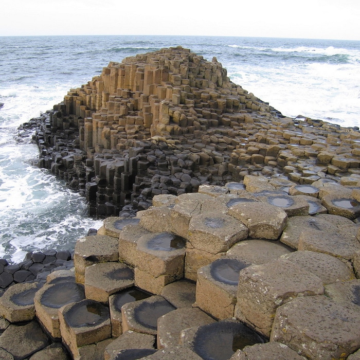 Colunas de basalto interligadas da Giant's Causeway, Irlanda do Norte.