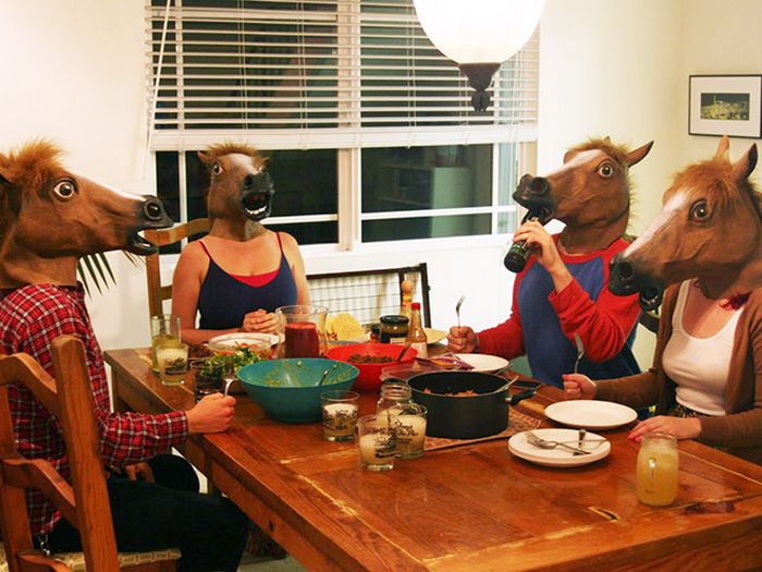 As pessoas ao redor do mundo curtindo a vida em máscaras de cavalo 9