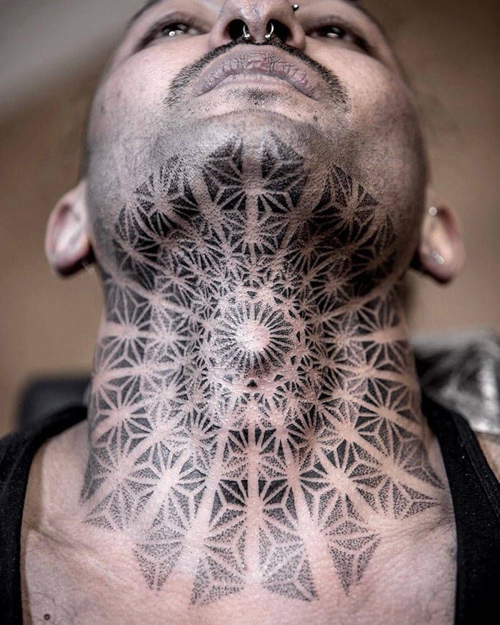 45 idéias inspiradoras de tatuagem para o pescoço e nuca 38