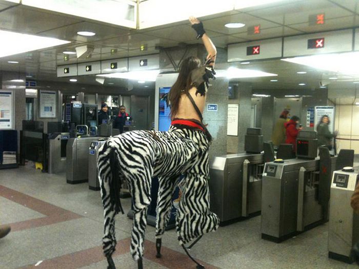 19 pessoas engraçadas e estranhas no metrô 2