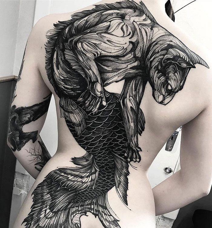 30 tatuagens impressionantes nas costas que são obras-primas 4