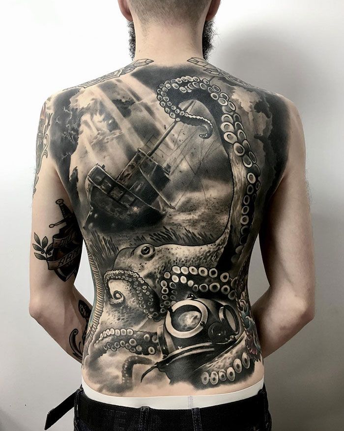 30 tatuagens impressionantes nas costas que são obras-primas 11