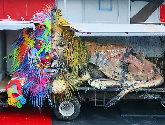 Artista transforma lixo em animais para nos lembrar sobre poluição 12