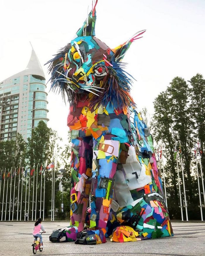 Artista transforma lixo em animais para nos lembrar sobre poluição 18