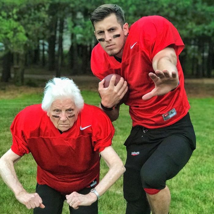 Avó de 93 anos e seu neto se vestem com fantasias e as pessoas adoram (30 fotos) 8
