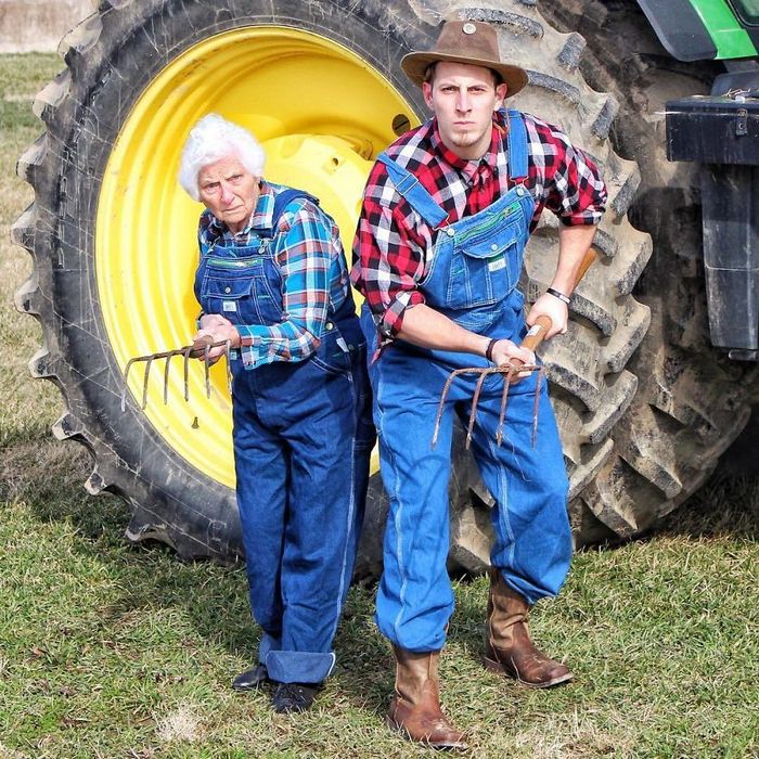 Avó de 93 anos e seu neto se vestem com fantasias e as pessoas adoram (30 fotos) 18