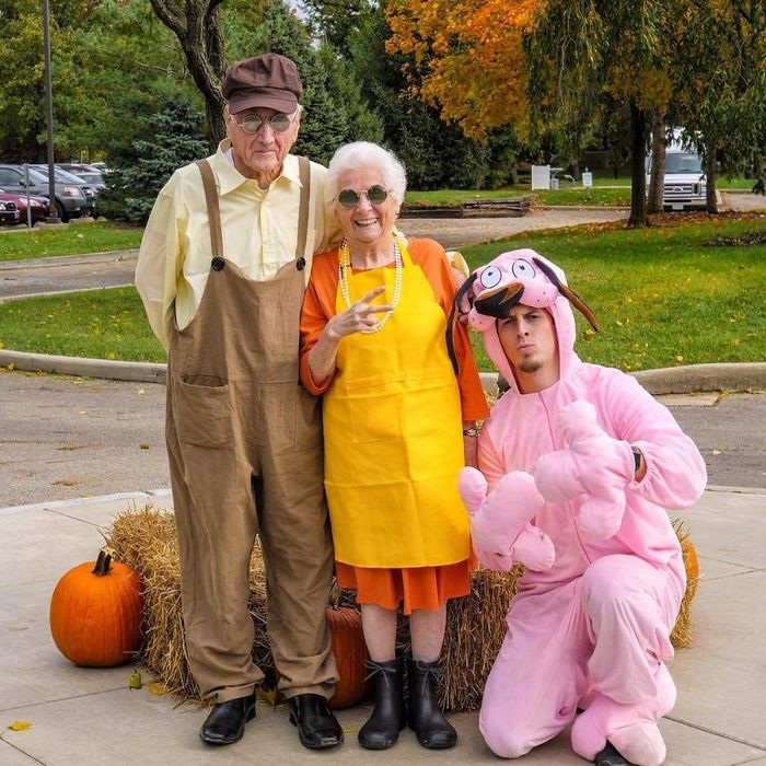 Avó de 93 anos e seu neto se vestem com fantasias e as pessoas adoram (30 fotos) 19