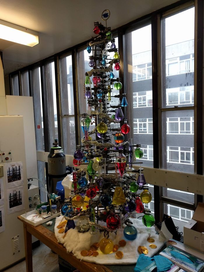 34 vezes funcionários criativos construíram árvores de Natal com temas de trabalho 15
