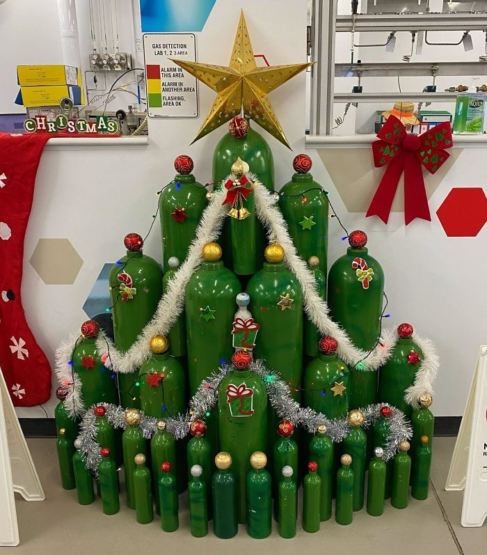 34 vezes funcionários criativos construíram árvores de Natal com temas de trabalho 21