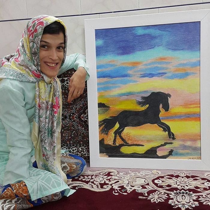 35 retratos incríveis desta artista iraniana com deficiência que usa apenas o Pé 13