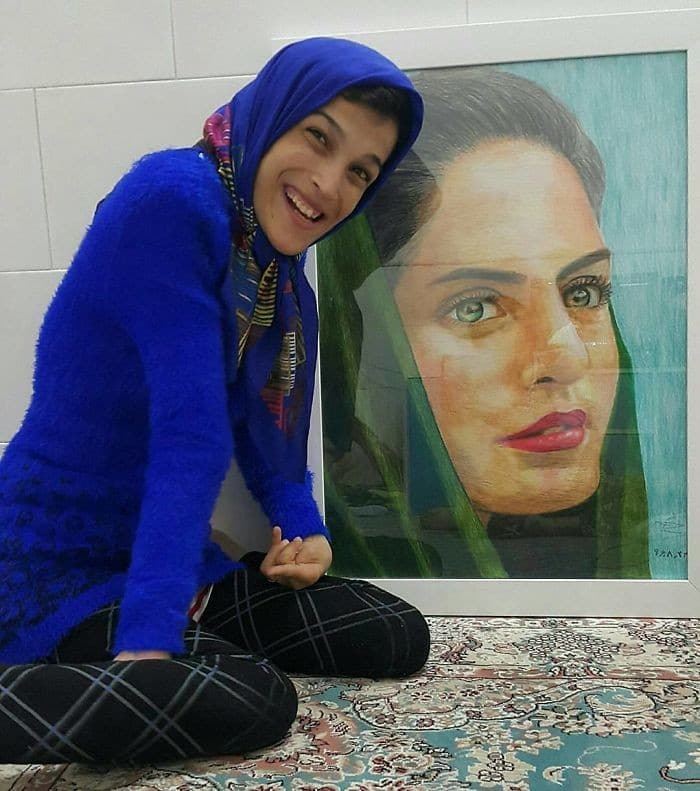35 retratos incríveis desta artista iraniana com deficiência que usa apenas o Pé 17