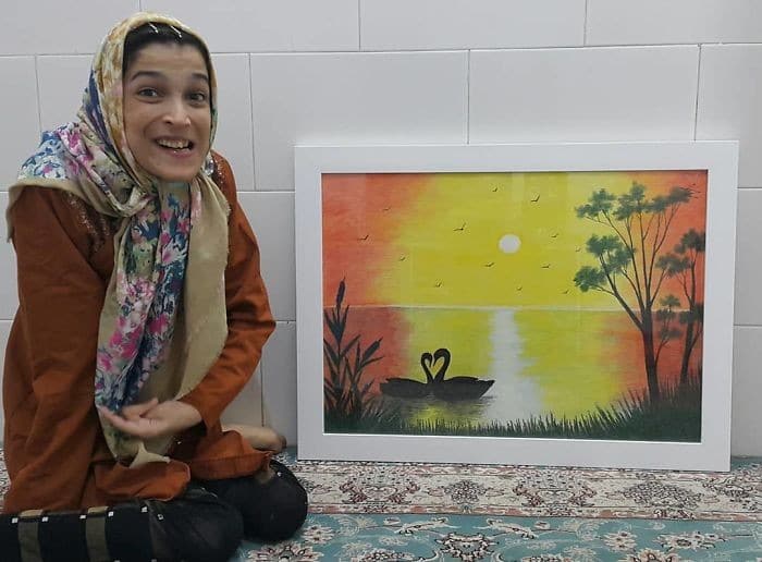 35 retratos incríveis desta artista iraniana com deficiência que usa apenas o Pé 21