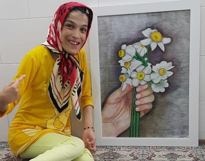 35 retratos incríveis desta artista iraniana com deficiência que usa apenas o Pé 24