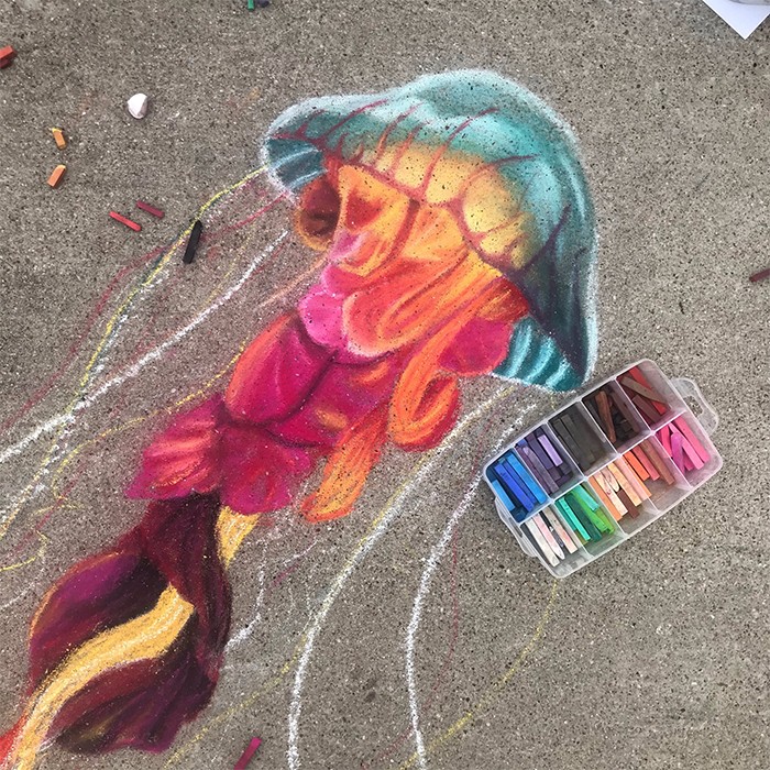 Mãe e filha de 13 anos cria desenhos de giz em 3D impressionantes na calçada do bairro (20 fotos) 2