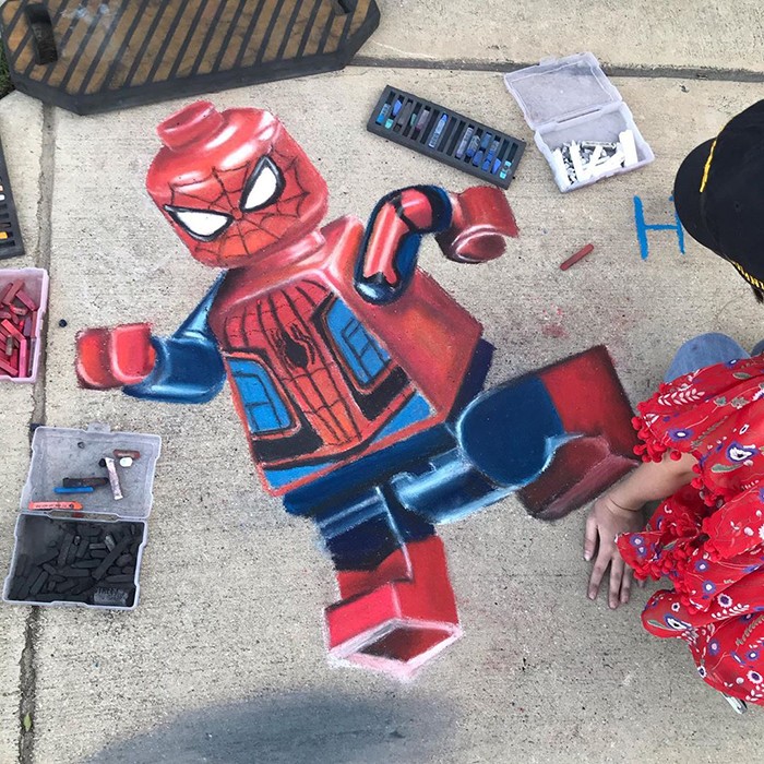Mãe e filha de 13 anos cria desenhos de giz em 3D impressionantes na calçada do bairro (20 fotos) 19