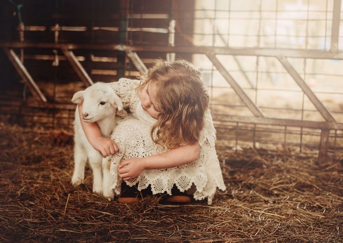 32 momentos mais inocentes da crianças com animais 8