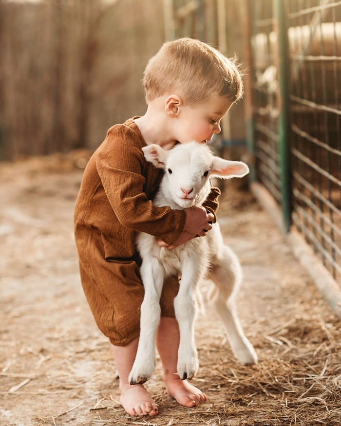 32 momentos mais inocentes da crianças com animais 11