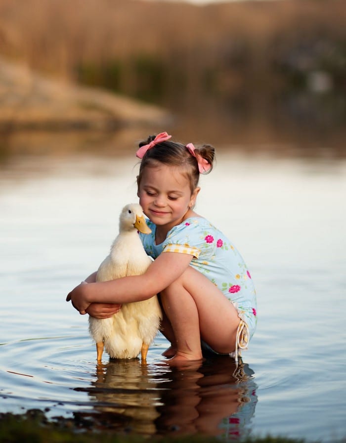 32 momentos mais inocentes da crianças com animais 12
