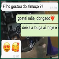 Filho conversando com a mãe após o almoço de dia das mães