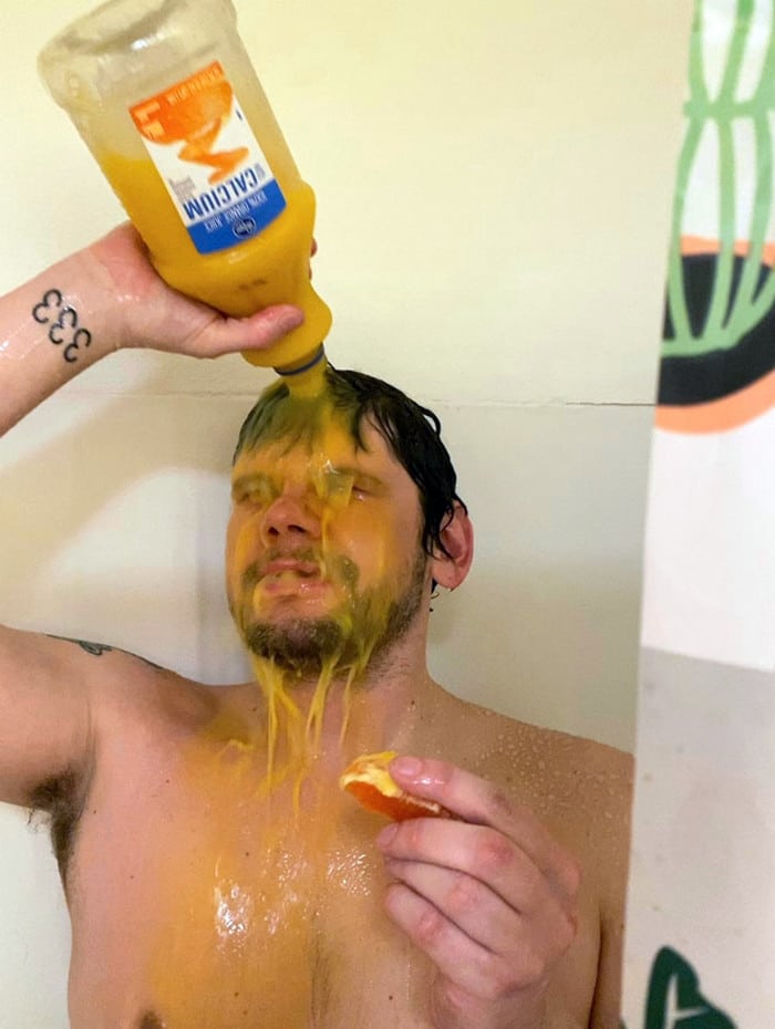 Existe uma comunidade online feita para pessoas que gostam de tomar banho de laranjas 3