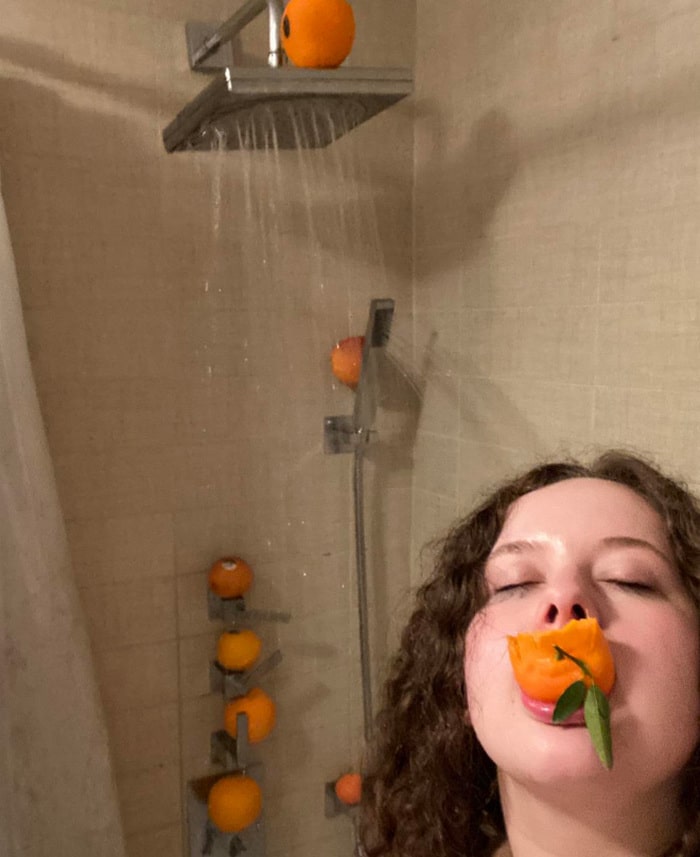 Existe uma comunidade online feita para pessoas que gostam de tomar banho de laranjas 20