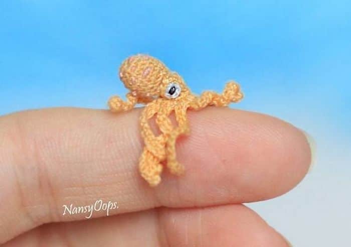 Este artista russa cria pequenos bichinhos de pelúcia de crochê que você pode levar a qualquer lugar (20 fotos) 8