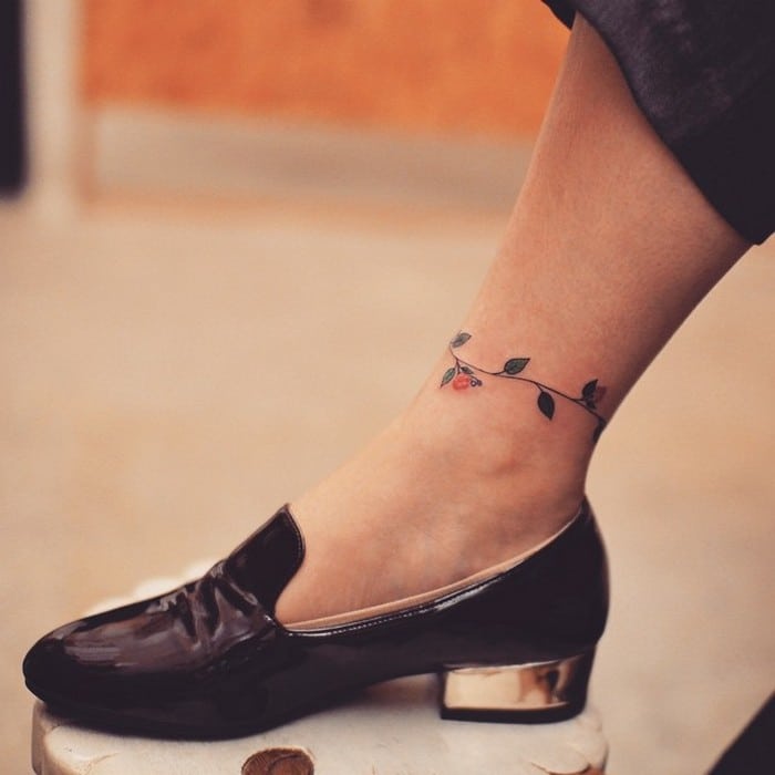 49 tatuagens pequenas para tornozelos que vão te encantar: são discretas e lindas! 12