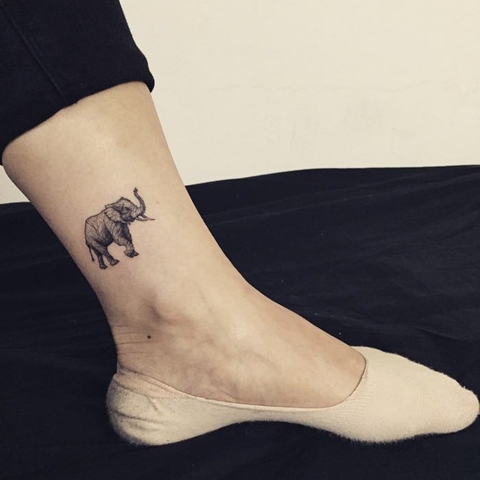 49 tatuagens pequenas para tornozelos que vão te encantar: são discretas e lindas! 21