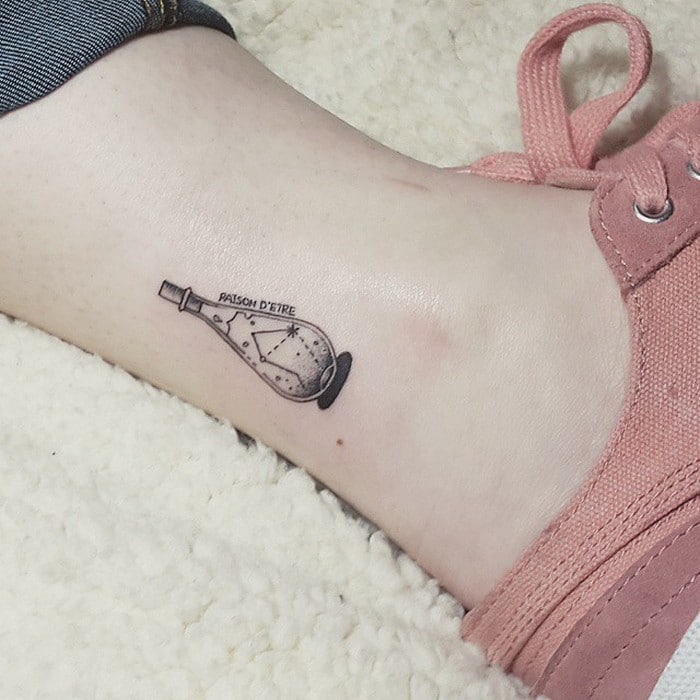 49 tatuagens pequenas para tornozelos que vão te encantar: são discretas e lindas! 22