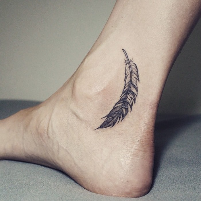 49 tatuagens pequenas para tornozelos que vão te encantar: são discretas e lindas! 27